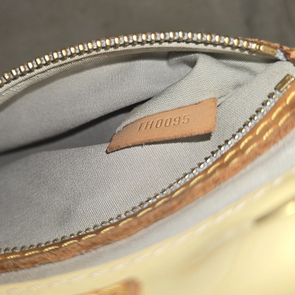 Louis Vutton Cream Color Vernis Bag (READ DESCRIPTION)(VERY USED) - Picture 14 of 14